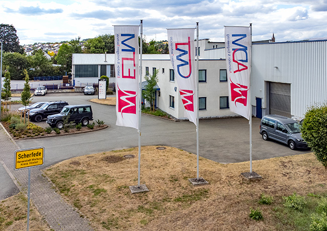 Blick auf die Einfahrt zum Firmengebäude