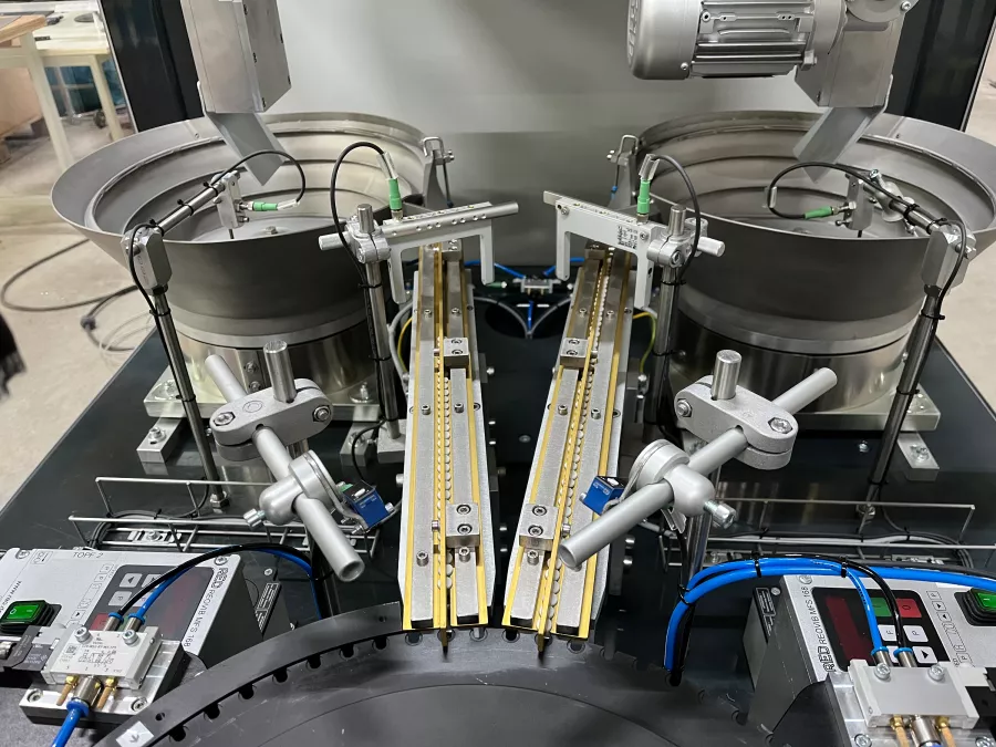 Bild eines Mitarbeiters in der Steuerungstechnik - KI-generiert